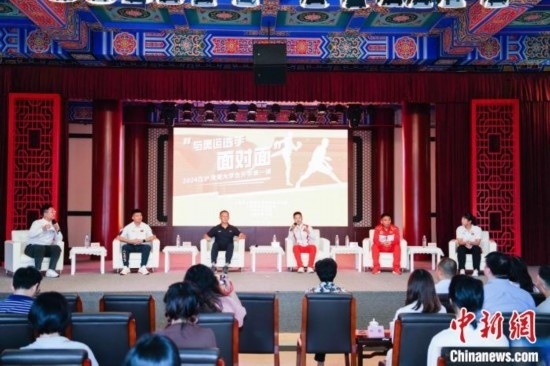 吳愉、王德新、沈學軍、江海東、朱曉蕾與在座同學們分享個人的體育故事與成長感悟。上海市港澳辦供圖