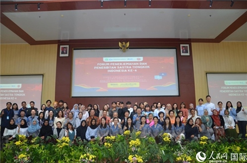 與會(huì)嘉賓與阿拉扎大學(xué)師生合影。人民網(wǎng)記者 李培松攝