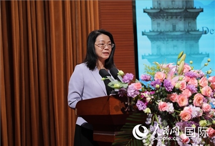 福建省人民政府外事辦公室副主任黃劭蓉在“走進(jìn)中華文明——海絲印記 世遺泉州”主題人文交流活動(dòng)中致辭。人民網(wǎng) 王婧攝