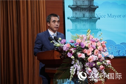 泉州市人民政府副市長(zhǎng)姚飛在“走進(jìn)中華文明——海絲印記 世遺泉州”主題人文交流活動(dòng)中致辭。人民網(wǎng) 王婧攝