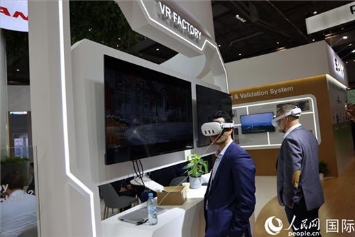 外國觀眾在通過VR參觀中國風(fēng)電企業(yè)智慧工廠。人民網(wǎng)記者 劉仲華攝