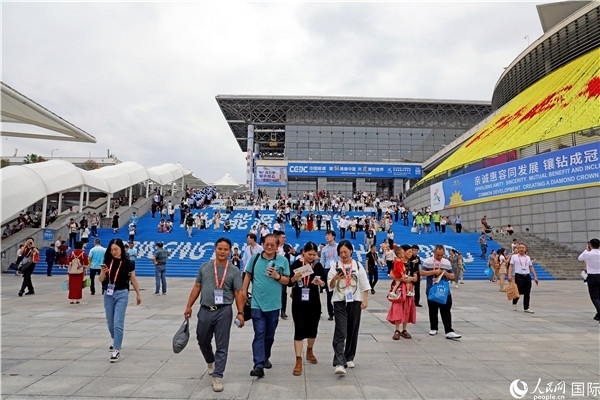 第二十一屆東博會(huì)展館外，參觀者步行離場(chǎng)。人民網(wǎng)記者趙益普攝