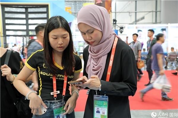 東博會(huì)現(xiàn)場(chǎng)，馬來(lái)西亞展商在同中方工作人員交談。人民網(wǎng)記者 趙益普攝