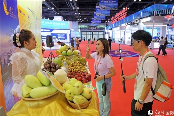 在東博會(huì)泰國(guó)展區(qū)，參觀者在向泰方工作人員了解泰國(guó)水果情況。人民網(wǎng)記者趙益普攝