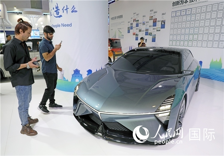 東博會(huì)上，上汽通用五菱展出的一款名為“東盟之光”的新能源概念車吸引參觀者駐足。人民網(wǎng)記者趙益普攝