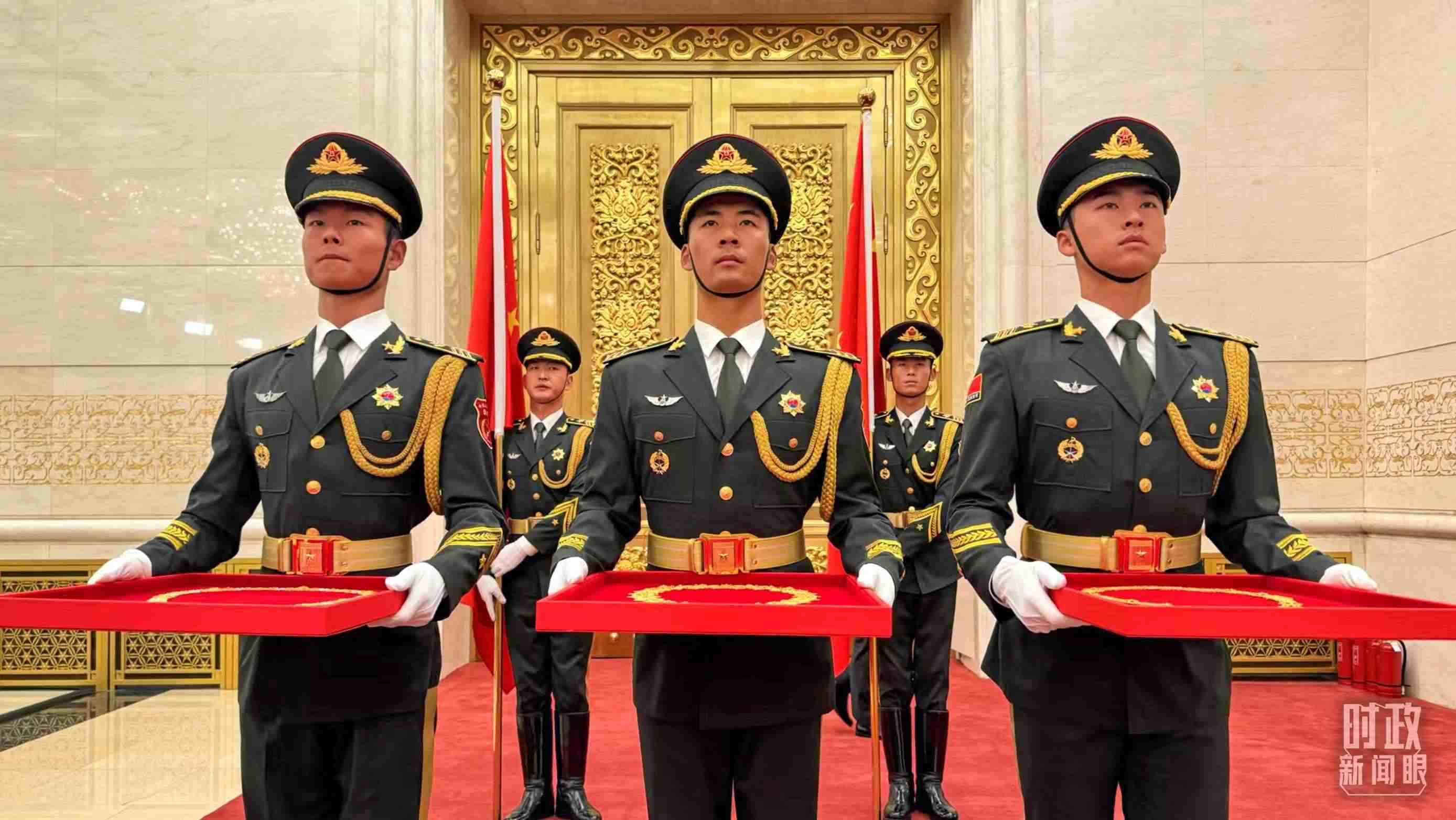 禮兵手捧共和國(guó)勛章、友誼勛章和國(guó)家榮譽(yù)稱(chēng)號(hào)獎(jiǎng)?wù)?。（總臺(tái)央視記者李增仁拍攝）