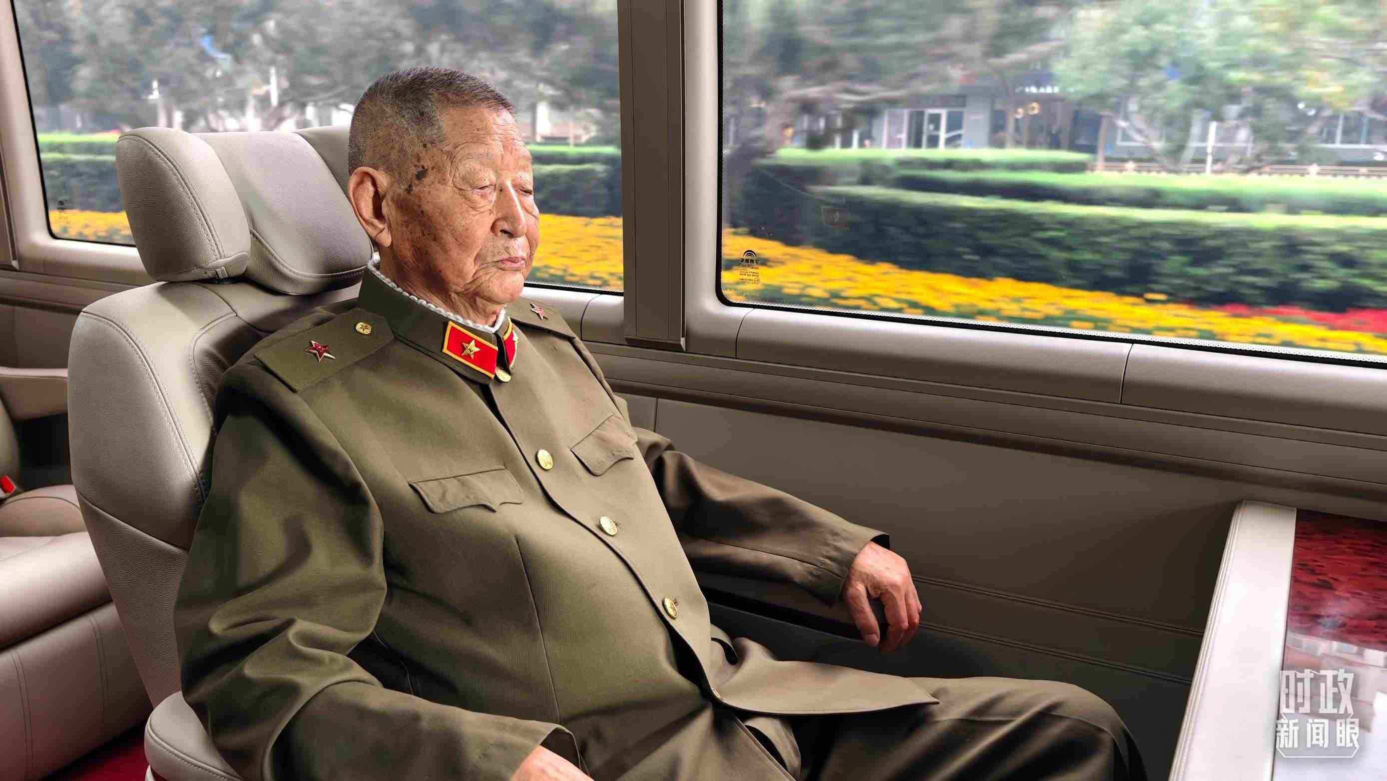 “共和國(guó)勛章”獲得者黃宗德乘坐禮賓車(chē)前往人民大會(huì)堂。（總臺(tái)央視記者胡瑋拍攝）