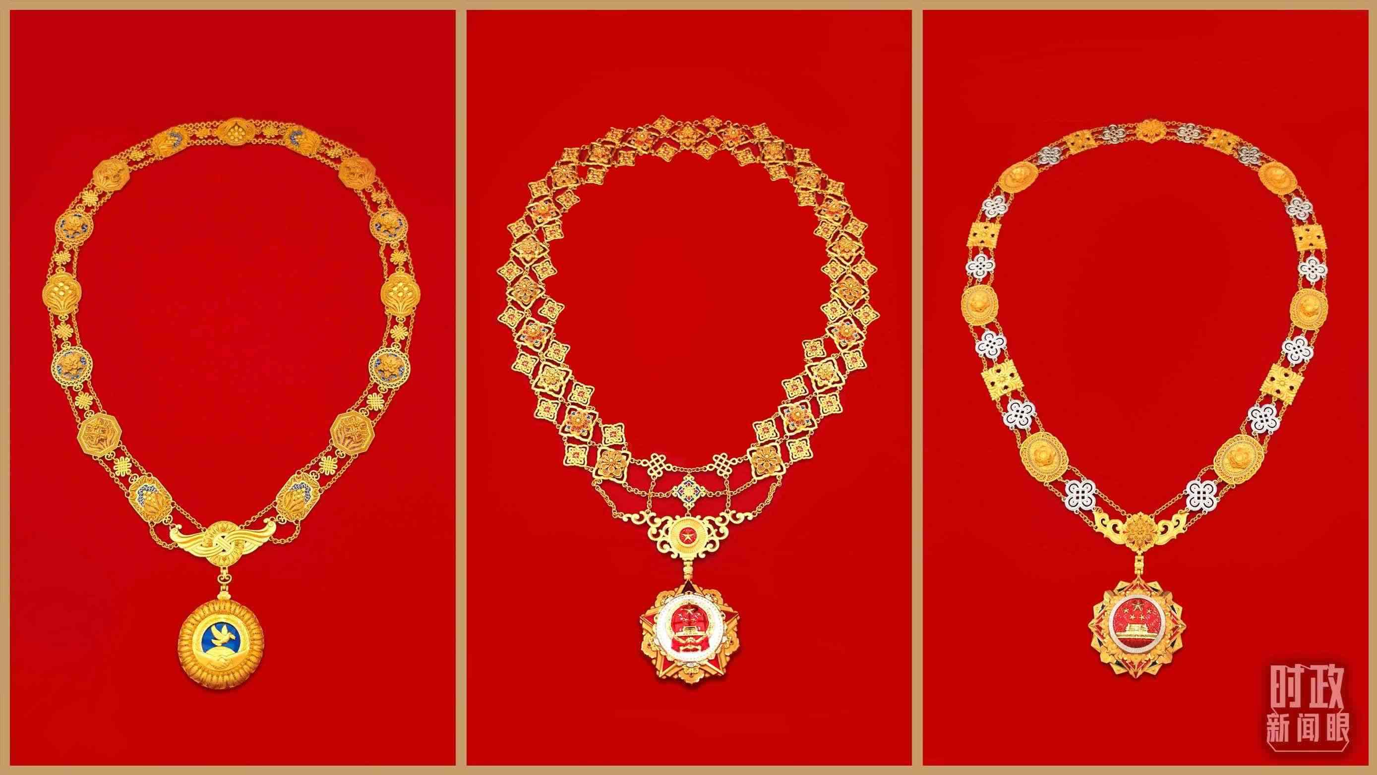 “共和國(guó)勛章”（中）、“友誼勛章”（左）和國(guó)家榮譽(yù)稱(chēng)號(hào)獎(jiǎng)?wù)拢ㄓ遥＃偱_(tái)央視記者郭鴻、鄂介甫拍攝）