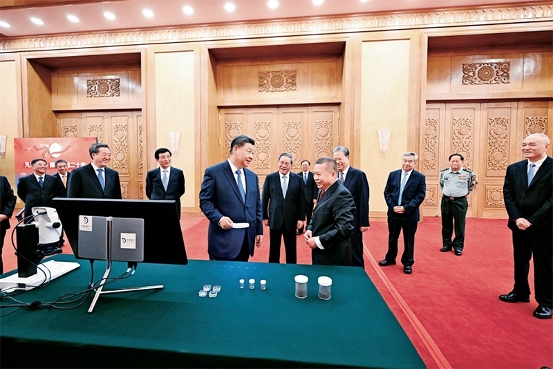 2024年9月23日，黨和國家領(lǐng)導(dǎo)人習(xí)近平、李強(qiáng)、趙樂際、王滬寧、蔡奇、丁薛祥、李希等在人民大會(huì)堂接見探月工程嫦娥六號(hào)任務(wù)參研參試人員代表并參觀月球樣品和探月工程成果展覽。這是習(xí)近平等參觀月球樣品和探月工程成果展覽。 新華社記者 謝環(huán)馳/攝