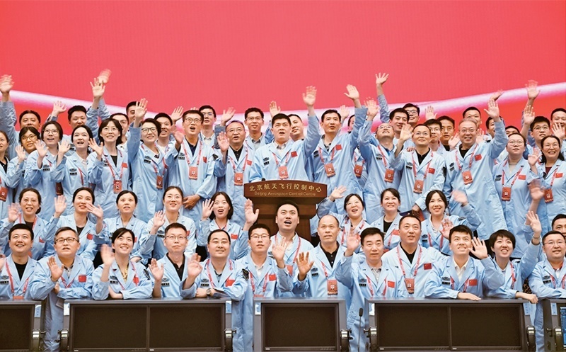 嫦娥六號完成了人類歷史上首次月球背面采樣，突破了多項關(guān)鍵技術(shù)，是我國建設(shè)航天強國、科技強國取得的又一標(biāo)志性成果，是我國探月工程的重要里程碑。圖為2024年6月25日，嫦娥六號任務(wù)圓滿成功后，工作人員在北京航天飛行控制中心合影。 新華社記者 金良快/攝