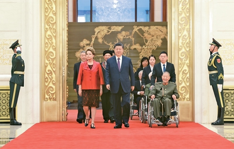 2024年9月29日，中華人民共和國國家勛章和國家榮譽(yù)稱號(hào)頒授儀式在北京人民大會(huì)堂金色大廳隆重舉行。中共中央總書記、國家主席、中央軍委主席習(xí)近平同國家勛章和國家榮譽(yù)稱號(hào)獲得者一同步入會(huì)場(chǎng)。 新華社記者 王曄/攝