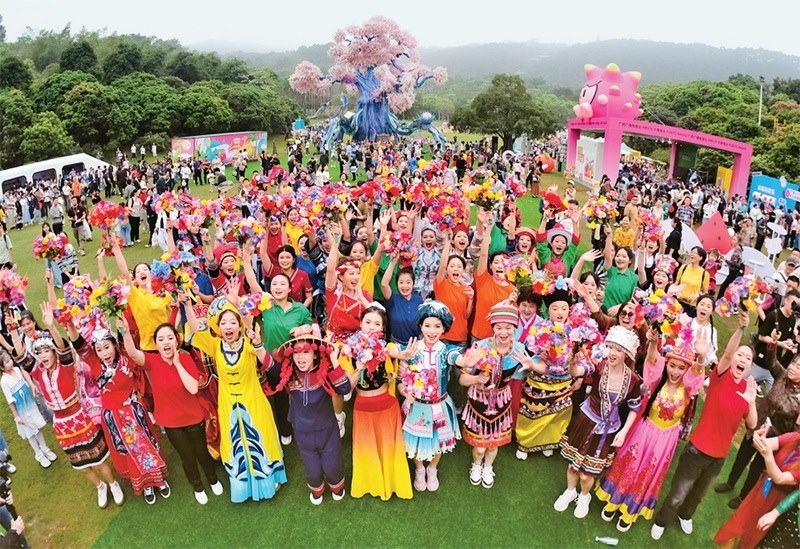 自2014年起，廣西持續(xù)舉辦“廣西三月三·八桂嘉年華”活動，各地民族民俗活動次第登臺，精彩紛呈，這個傳統(tǒng)民族節(jié)慶已演變?yōu)楦髯迦嗣窆蚕砉矘返墓?jié)日盛會和知名文化旅游品牌。圖為2024年4月11日在南寧市拍攝的活動主會場。 新華社記者 周華/攝