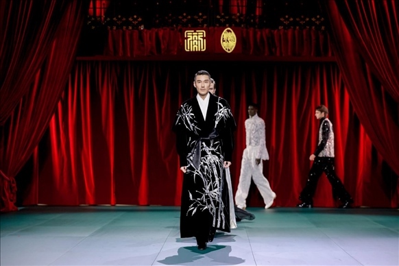 9月28日，模特在法國巴黎舉行的“2024巴黎·恭王府服飾秀”上展示服裝（主辦方供圖）