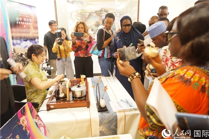 觀眾品嘗金華舉巖茶。人民網(wǎng)記者 姜宣攝