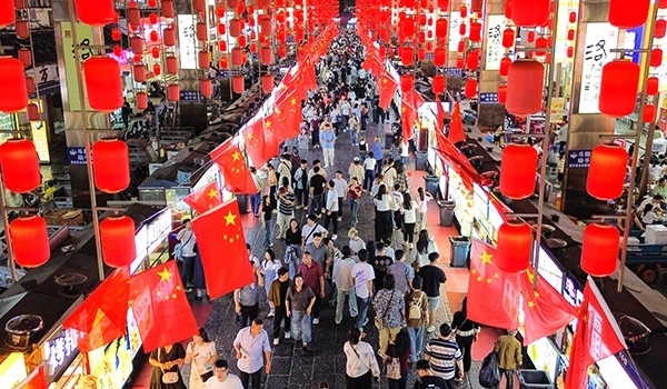 國慶臨近，河南省洛陽市老城歷史文化街區(qū)裝扮一新，國旗招展，處處洋溢著濃厚的國慶節(jié)日氛圍。來源：人民圖片網(wǎng)