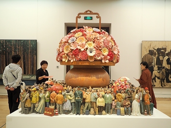 2024年9月28日，觀眾在中國美術(shù)館參觀“慶祝中華人民共和國成立75周年——第十四屆全國美術(shù)作品展覽進京作品展”。杜建坡攝。來源：人民圖片網(wǎng)