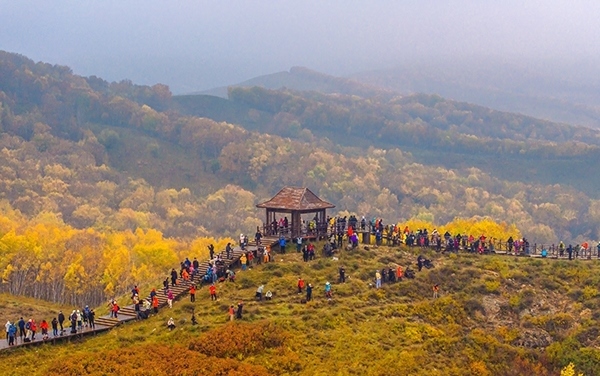 2024年9月27日，內(nèi)蒙古自治區(qū)赤峰市克什克騰旗烏蘭布統(tǒng)景區(qū)層林盡染，游人如織，風光如畫。來源：人民圖片網(wǎng)