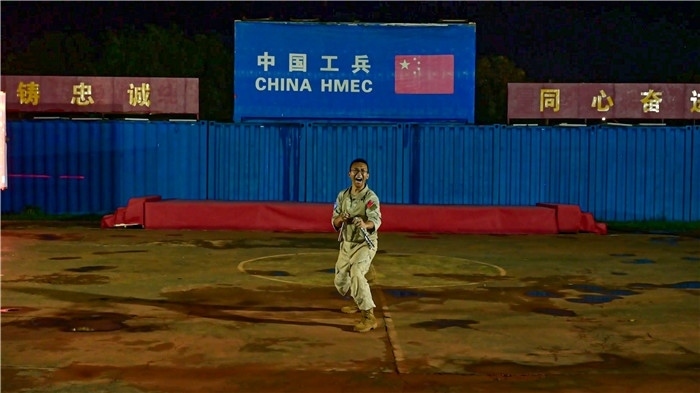 官兵帶來精彩的雙節(jié)棍表演。馬騫攝