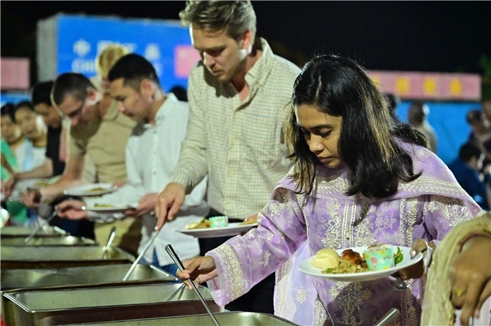 外國友人品嘗中國美食。馬騫攝