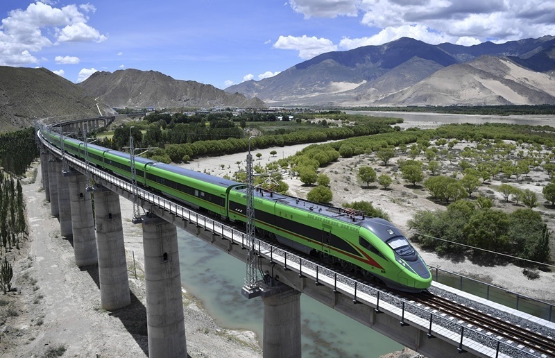 2022年6月22日，復(fù)興號列車行駛在西藏山南境內(nèi)。
