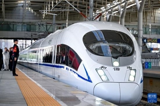 10月1日，由銀川開往惠農(nóng)的C8218次列車從銀川站駛出。