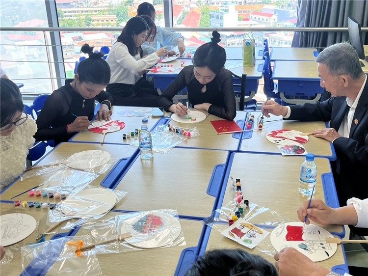 觀眾們在體驗(yàn)畫扇。Sem Sophea攝