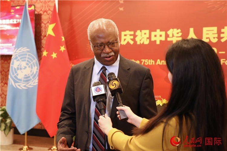 聯(lián)大主席菲勒蒙在招待會(huì)現(xiàn)場(chǎng)接受媒體采訪，他向中國(guó)政府和人民致以節(jié)日祝賀，表示中國(guó)的發(fā)展成就令人驚嘆。人民網(wǎng)記者 李志偉攝