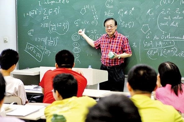 姚期智為清華大學(xué)學(xué)生授課。