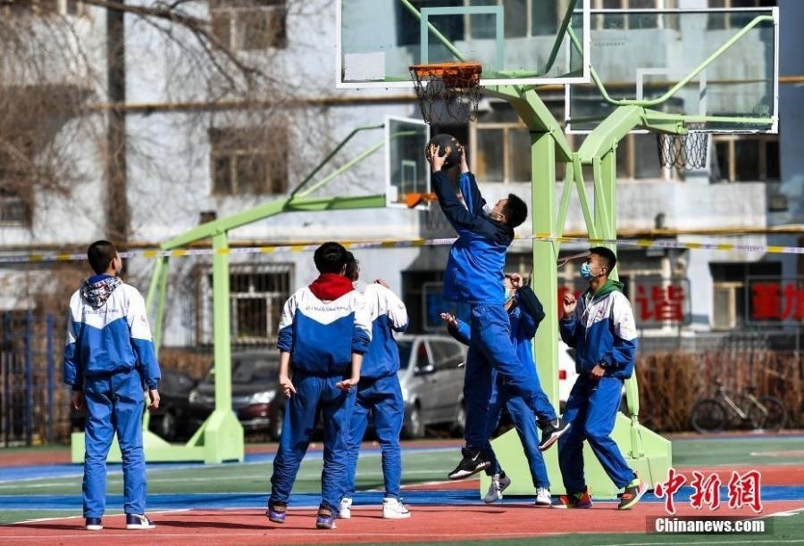 資料圖：初中生在課間休息時打籃球。中新社記者 劉新 攝