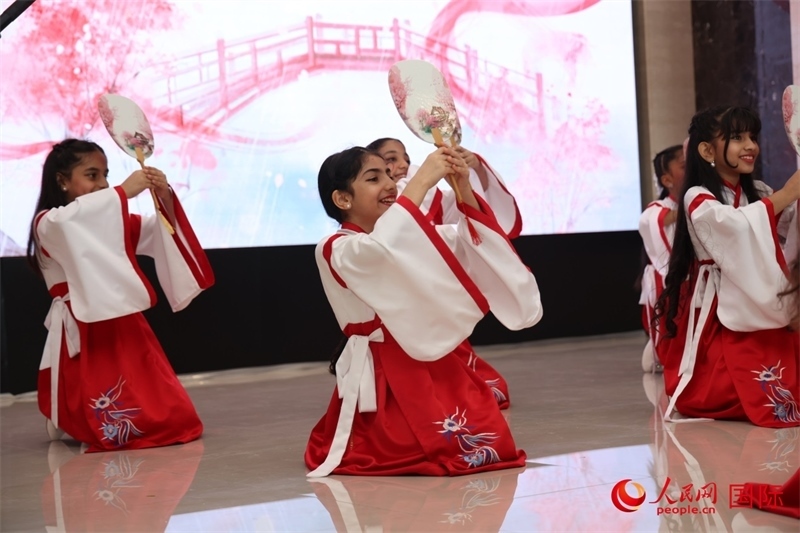 富查伊拉當?shù)貙W(xué)校學(xué)生表演節(jié)目。人民網(wǎng)記者任皓宇攝