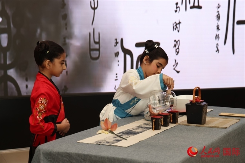 富查伊拉當?shù)貙W(xué)校學(xué)生表演茶藝。人民網(wǎng)記者任皓宇攝