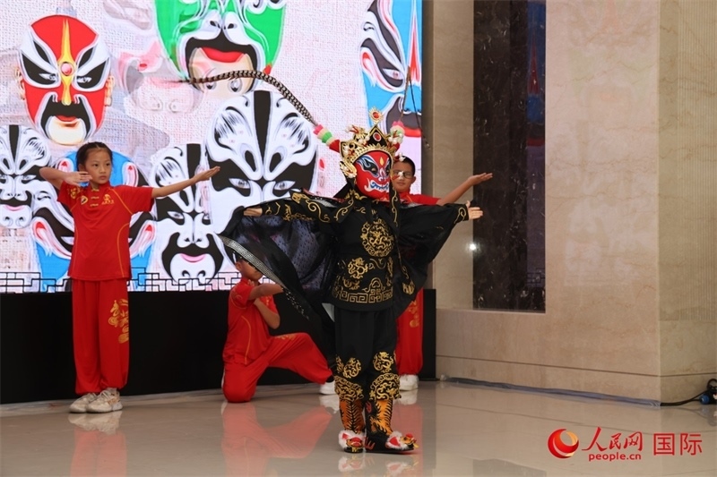迪拜中國學(xué)校學(xué)生表演變臉。人民網(wǎng)記者任皓宇攝