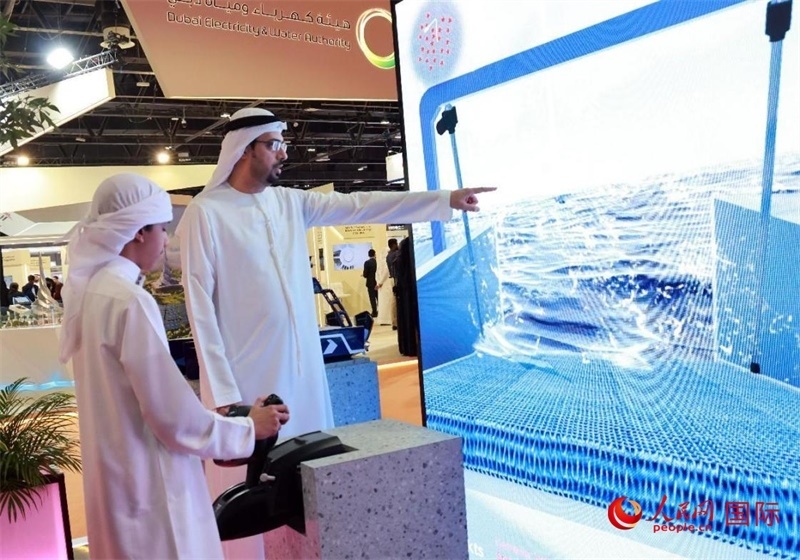 一名兒童在模擬操作船舶，撿拾海洋垃圾。人民網(wǎng)記者管克江攝