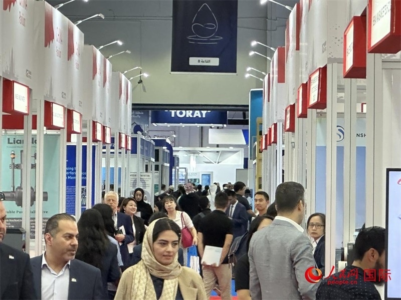 中國館前人頭攢動。人民網(wǎng)記者管克江攝