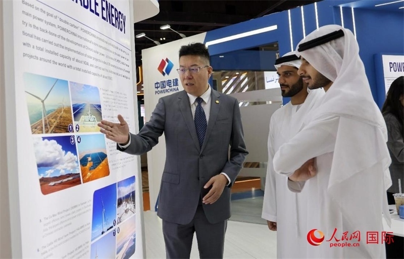 中國電建中東北非區(qū)域總部負責人向觀眾介紹公司承建的可再生能源項目。人民網(wǎng)記者 管克江攝