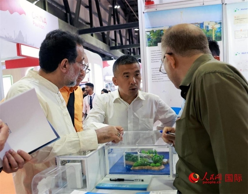 中企推出的綠色能源海水淡化系統(tǒng)吸引了參展商關注。人民網(wǎng)記者管克江攝