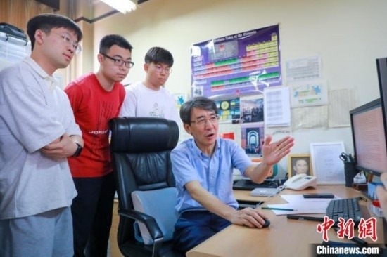 薛其坤在指導學生。 (受訪者供圖)