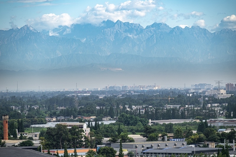 2024年7月1日，成都天氣晴好，遠(yuǎn)處雪山清晰可見。