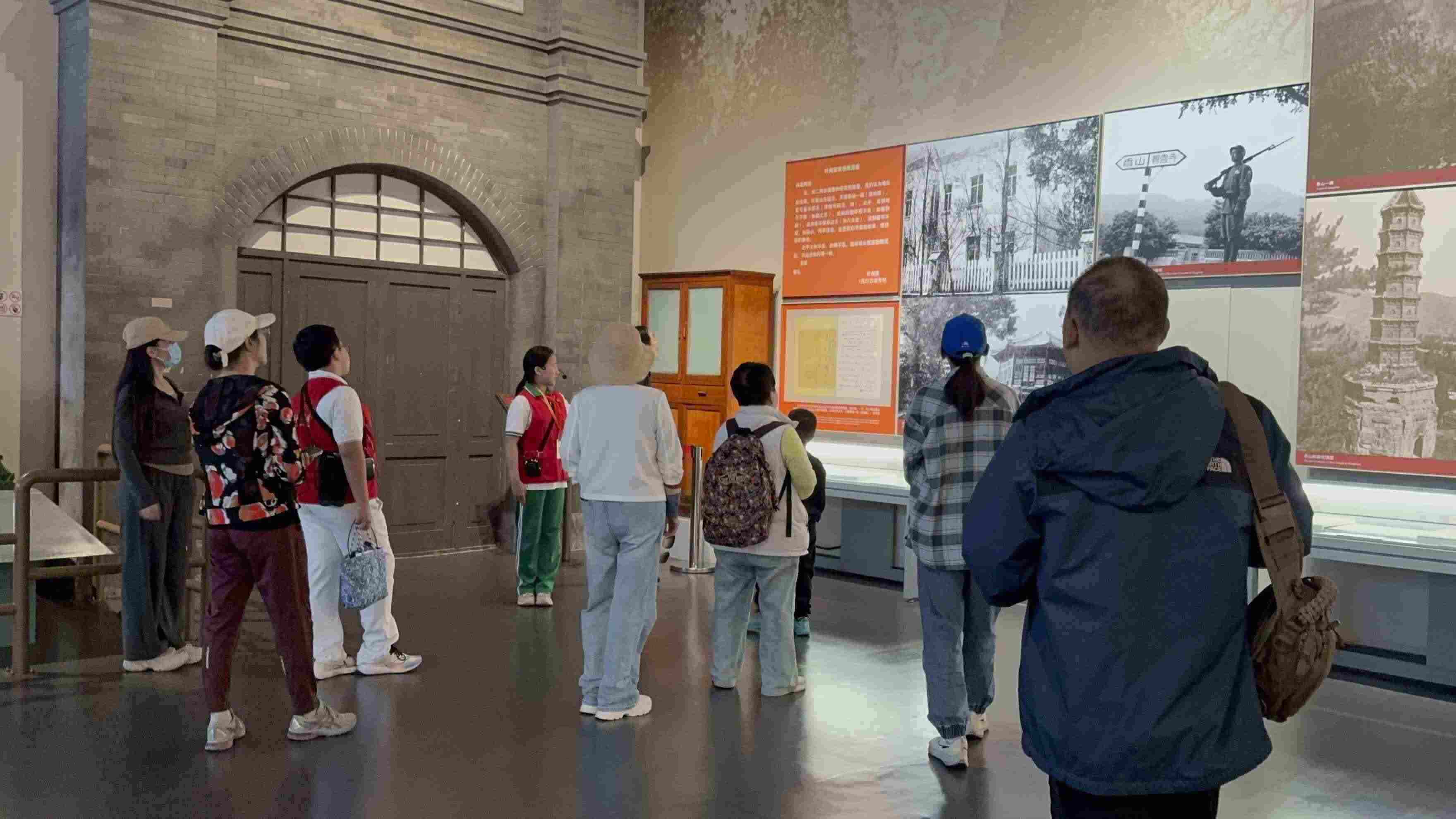 10月4日，北京香山革命紀念館內(nèi)，一名“紅領(lǐng)巾志愿者”正在為參觀者講解。人民網(wǎng)記者 劉微攝