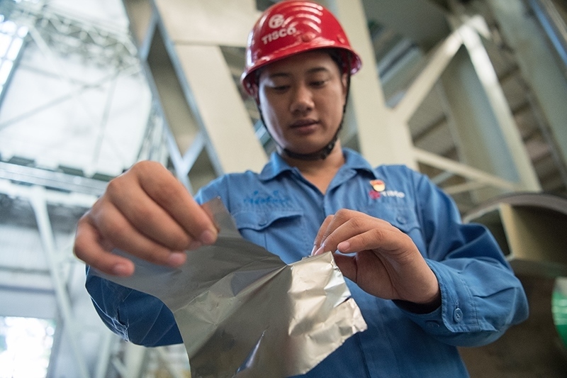 2018年8月8日，山西省太原市，太鋼不銹鋼精密帶鋼有限公司工作人員用手撕開不銹鋼。