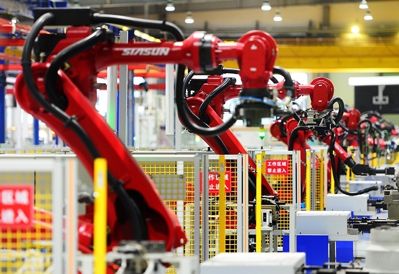 2019年11月22日，沈陽(yáng)，一家數(shù)字化智能工廠內(nèi)，名為SR210的機(jī)器人正在自主地抓取各種零部件，快速組裝稍小的工業(yè)機(jī)器人。