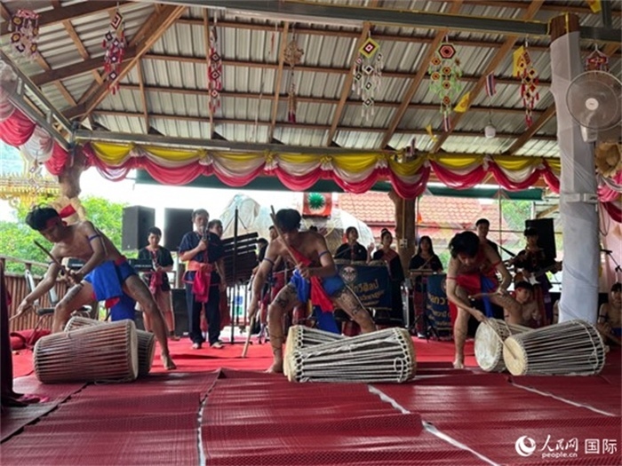 泰國藝術(shù)團(tuán)體給游客表演當(dāng)?shù)貍鹘y(tǒng)舞蹈。人民網(wǎng)記者 簡承淵攝