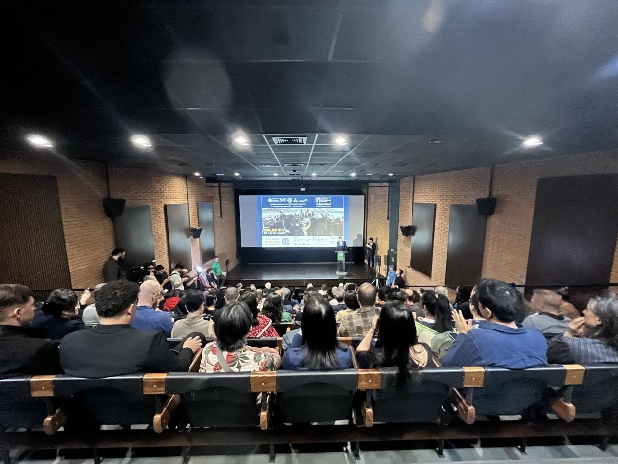 當?shù)貢r間10月3日晚，由巴西圣保羅州立大學孔子學院舉辦的第九屆圣保羅中國電影展在圣保羅文化中心拉開帷幕。巴西圣保羅州立大學孔子學院供圖