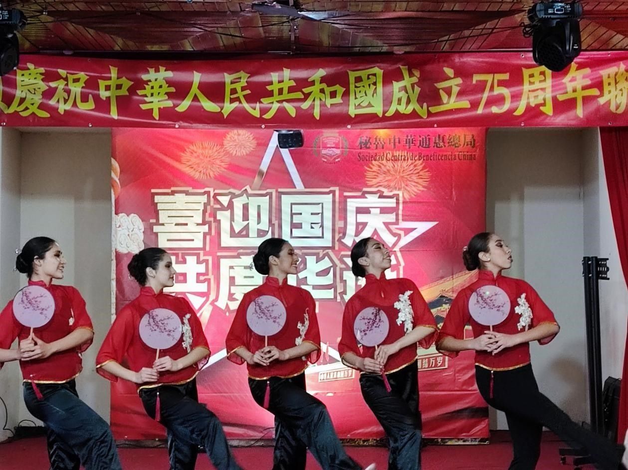 活動(dòng)上，通惠總局醒獅團(tuán)、秘魯國(guó)家芭蕾舞團(tuán)、孔子學(xué)院、旅秘僑胞等呈現(xiàn)了精彩的文藝演出。孟可心 攝