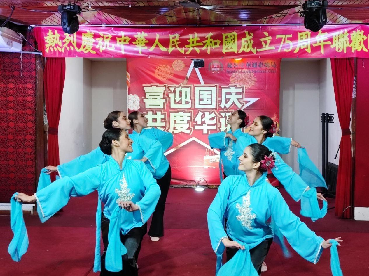 活動(dòng)上，通惠總局醒獅團(tuán)、秘魯國(guó)家芭蕾舞團(tuán)、孔子學(xué)院、旅秘僑胞等呈現(xiàn)了精彩的文藝演出。孟可心 攝