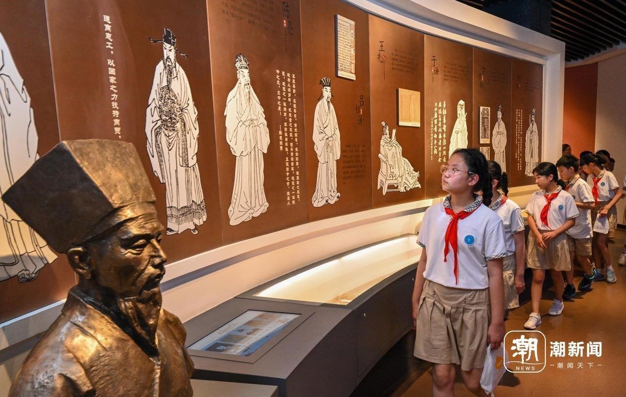 來自杭州市政苑小學(xué)的學(xué)生走進(jìn)浙江省檔案館“大寫浙江人”展廳，近距離“觸摸”歷史、走進(jìn)榜樣、聆聽故事，激發(fā)愛黨愛國愛家熱情。記者 董旭明 攝