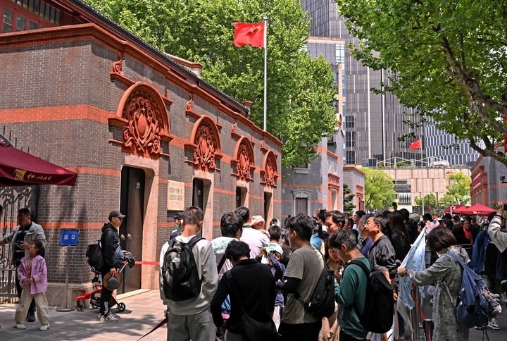 2024年5月3日，游客在位于上海的中共一大會(huì)址前參觀。新華社記者 劉穎 攝