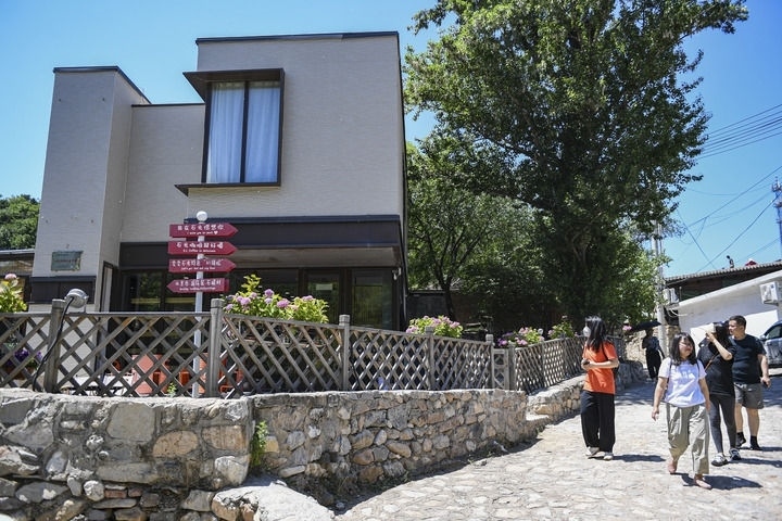 游客在北京延慶石峽村觀光（2024年6月1日攝）。新華社記者 陳鐘昊 攝