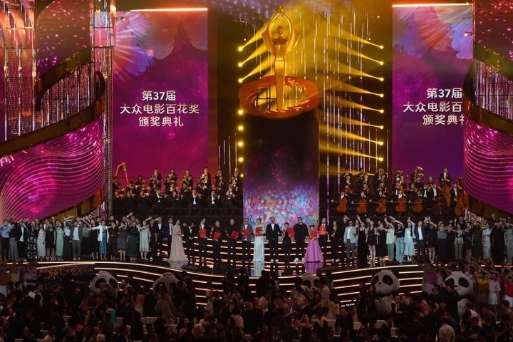 2024年8月4日，在四川成都，第37屆大眾電影百花獎(jiǎng)獲獎(jiǎng)?wù)吆痛蟊娫u(píng)審在舞臺(tái)上合影。新華社記者 唐文豪 攝