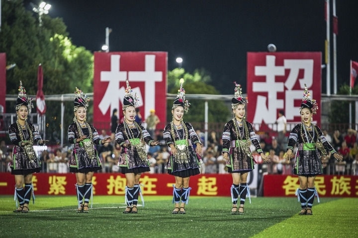 2024年9月28日，榕江縣侗族大歌隊(duì)的演員們?cè)凇按宄弊闱驁?chǎng)上表演。當(dāng)日，“發(fā)現(xiàn)中國(guó)之美·相約貴州村超”國(guó)際友誼賽在貴州省黔東南苗族侗族自治州榕江縣的“村超”足球場(chǎng)舉行。新華社記者 陶亮 攝